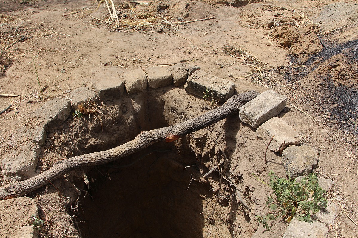 Dry dugout in Loggo. Photo: IWMI