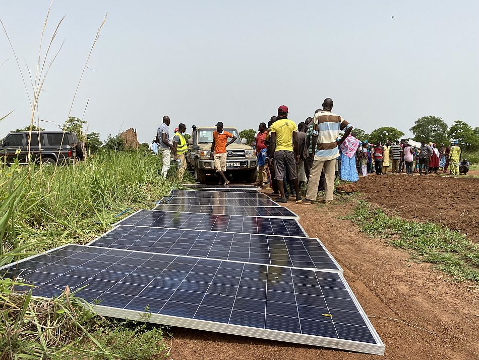 Farmers attending a solar irrigation pump demonstration by Pumptech in Northern Ghana. Photo: Thai Thi Minh / IWMI