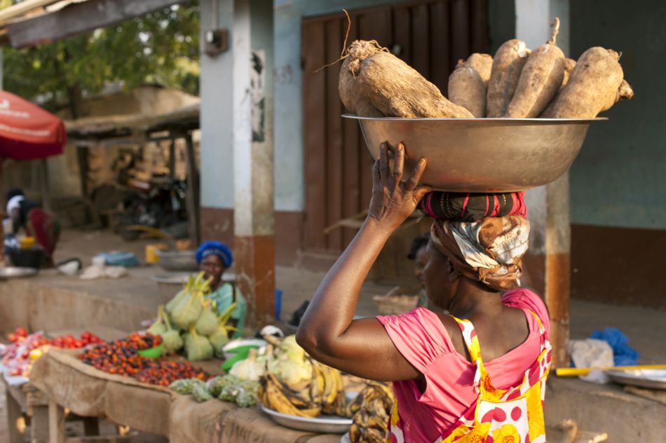 A woman hawking yam. Photo: Hamish John Appleby / IWMI