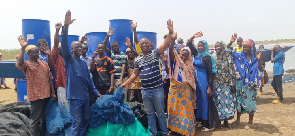 Community members assembling the fish cage. Lawrence Armah Ahiah/Fisheries Commission Ghana